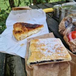 Siruv Burek (Käse Burek) und Makov Zavitek (Mohndingsi)