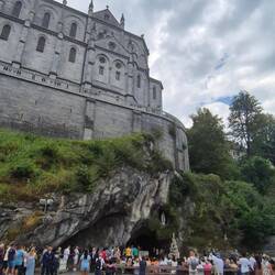 Die Grotte von Massabielle, lange Menschenschlangen, um den Stein anzufassen.