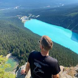 Lake Louise und den kleinen Mirror Lake im Blick