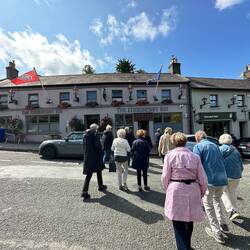 Rusning till puben för mat.