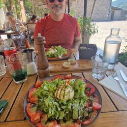Ein leichtes Mittagessen mit Blick auf den See