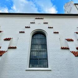 ..mit interessanten Fassaden, dazu noch..