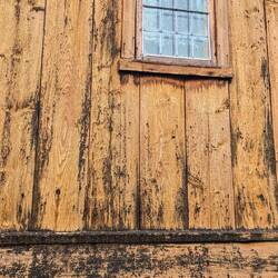 Auf der Wetterseite ist die Kirche hell, da Wetter und Sonne die Teerschicht zerstören.