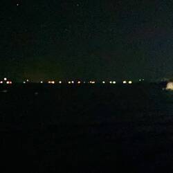 Viele Schiffe warten auf dem Meer bis es los geht