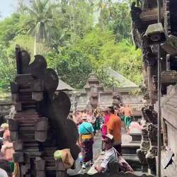 Überfüllter Wassertempel