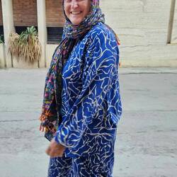 Karin - vorschriftsmäßig gekleidet