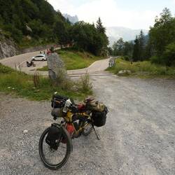 Hier ist die Sperrung zum Plöcknerpass. 100m davor geht mein Waldweg zur Marinellihütte