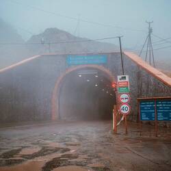 Passo Töö Ashu - Il grande tunnel nella nebbia