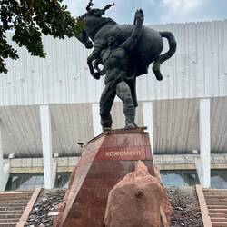 Kojomkul - l'Ercole locale. La prima statua che vedo dove cavallo e cavaliere sono invertiti