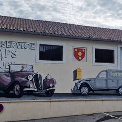 Eine hübsch bemalte Fassade einer Tankstelle ⛽️