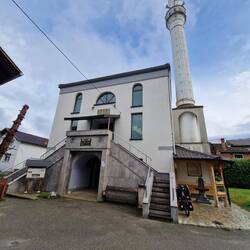 In/unter dieser Moschee sind Geschäfte im Erdgeschoss