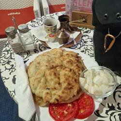 Ćevapi / Kebab und Kaffee zum Gewitter überbrücken.