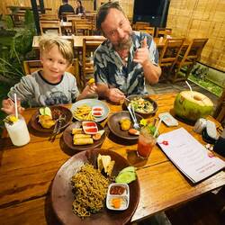 Abendessen heute komplett unter die Locals gemischt