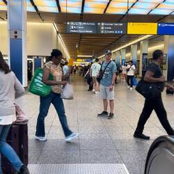 wieder die richtige U-Bahn aussuchen. totale Hitze hier unten 😰