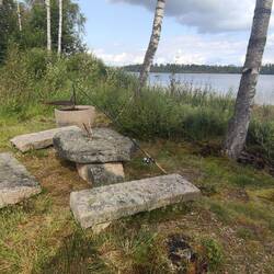 Der Grillplatz für den noch zu fangenden Fisch ist sehr schön und direkt am See.