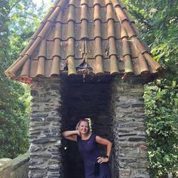 Renča pózuje v jedné z věžiček v parku