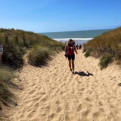 Mittagspause am Strand mit Buch und Baguette