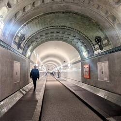 📍St. Pauli Elbtunnel (built in 1911 for dock workers commuting across the River Elbe)