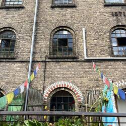 ..ein Haschischverkaufsstand und selbstverständlich auch ganz normale Wohnhäuser.