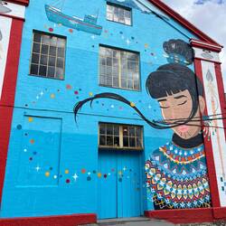 Zudem finden sich überall Murals,..