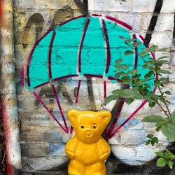 ..streng von einem Gummibärchenfallschirmjäger beschützt.