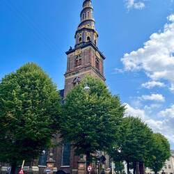 ..der Vor Frelsers Kirke mit ihrem spiralförmigen Turm..