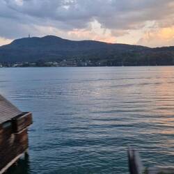 Noordzijde Wőrthersee met aan de overkant het gebied waar we 2 weken zullen blijven