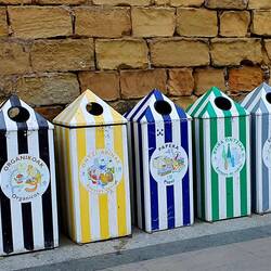 Même les poubelles ont la forme de tentes de plage