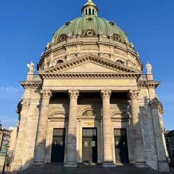 Gleich neben der Frederikskirche befindet sich die königliche Residenz..