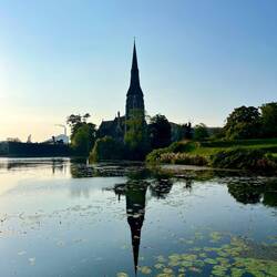 ..sowie eine Kirche, die sich im Wasser spiegelt.