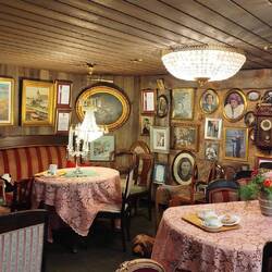 Die gut what fur 4 Kaffe und 3 Stück Kuchen 31 Euro genommen.