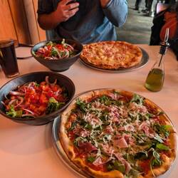 Isch spät worde, drum öpis ga ässe. Leider hets hie nüt traditionells🤷🏽