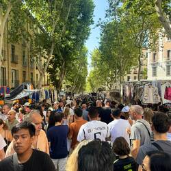 Flohmarkt mit ganz vielen Menschen