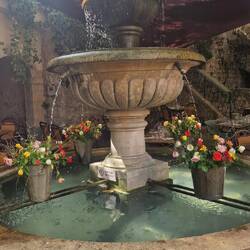 Ein Springbrunnen, der die Schnittblumen kühlt.