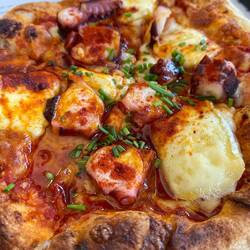 Minipizza de pulpo a la gallega y queso brie