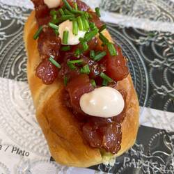 Tartar de atun en pan de leche