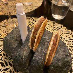 Pase 1: Galleta de cola de toro con salsa