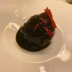 Plato extra: albondiga de choco con su tinta