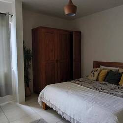 Das wird unser Schlafzimmer, ein schönes großes Bett 🛏️