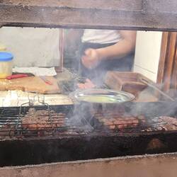 Im Straßengrill gibt's lecker Essen