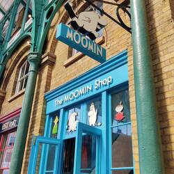 Wurmloch oder ein Shop der finnischen Moomins? 😁 Das Souvenir aus London: 🥁 ein finnische Tasse