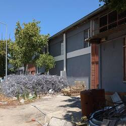 Blechreste am Straßenrand