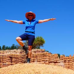 Anke macht das Gipfelkreuz.