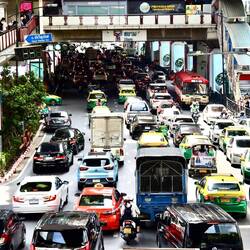 Straßenverkehr in Bangkok