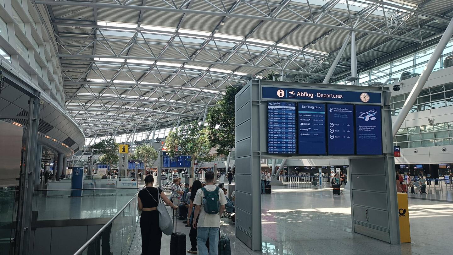 Auf dem Weg zum Check-in Schalter