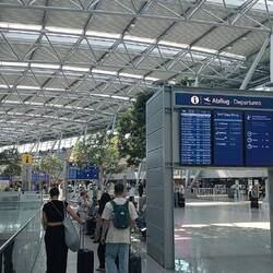 Auf dem Weg zum Check-in Schalter