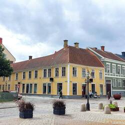 Altes Holzhaus neben dem Theater