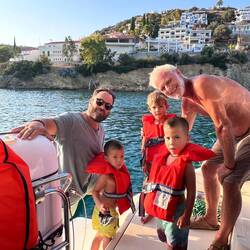 Panos besucht mit seinen Kindern die AMBIRAMUS