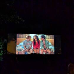 Outdoorkino nach 3 nicht gekommenen Bussen gefunden.... Challengers kann ich eher nicht so empfehlen