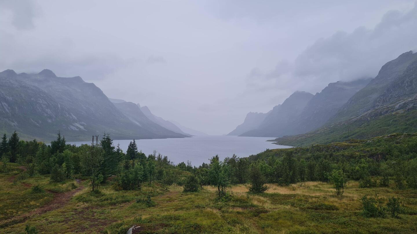 Esfjordbotn : fjord entre deux massifs